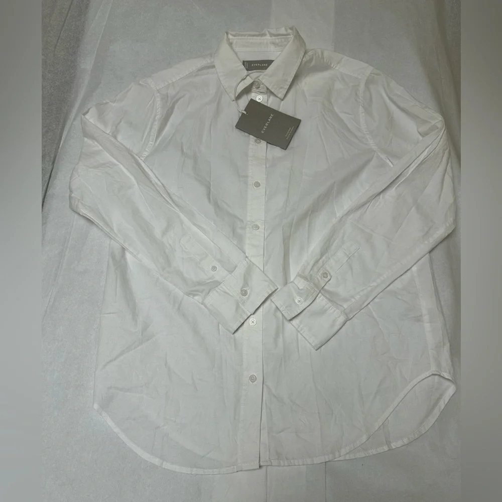 Everlane Must-Have White Button Down Shirt in Silky Cotton - Picture 2 of 8